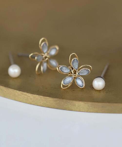 ANEMONE（アネモネ）の「プチフラワー×プチパールピアス[2ペアセット]（ピアス（両耳用）・レディース・ライトグレー/ホワイト/ブルー/ピンク・FREE）」の13枚目の写真