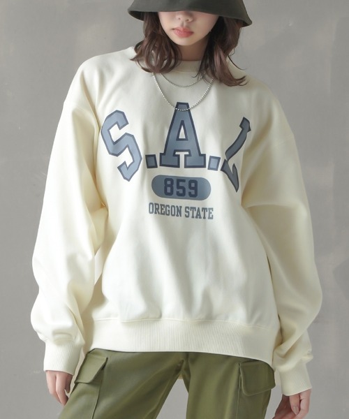 SPINNS（スピンズ）の「【ゆったりシルエット】DISCUS 裏起毛カレッジスウェット（スウェット・レディース・ブラック/ネイビー/グレー/オフホワイト/グリーン/オレンジ・M/L）」の2枚目の写真