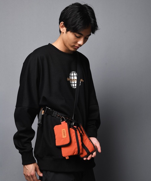 UNIVERSAL OVERALL（ユニバーサルオーバーオール）の「UNIVERSAL OVERALL-マルチストラップバック（ショルダーバッグ・メンズ・ブラック/オレンジ・FREE）」の7枚目の写真
