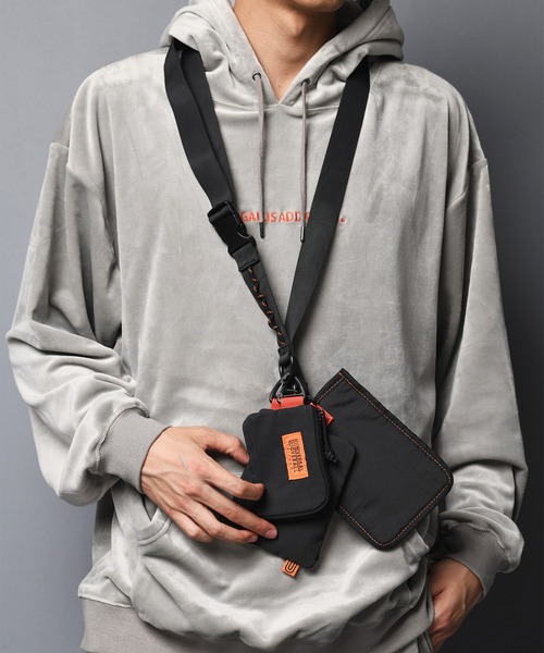 UNIVERSAL OVERALL（ユニバーサルオーバーオール）の「UNIVERSAL OVERALL-マルチストラップバック（ショルダーバッグ・メンズ・ブラック/オレンジ・FREE）」の9枚目の写真