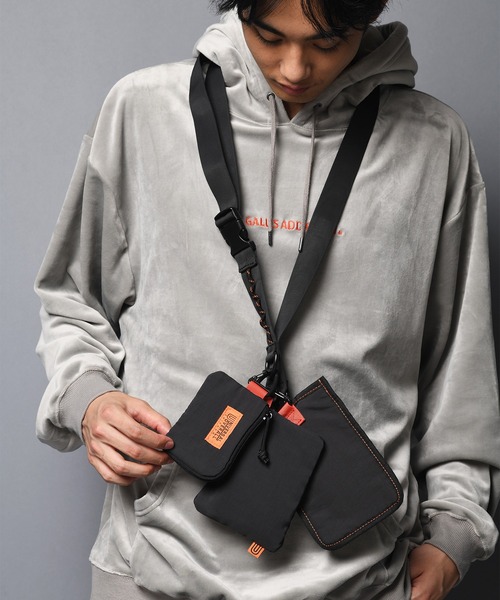 UNIVERSAL OVERALL（ユニバーサルオーバーオール）の「UNIVERSAL OVERALL-マルチストラップバック（ショルダーバッグ・メンズ・ブラック/オレンジ・FREE）」の10枚目の写真