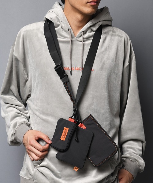 UNIVERSAL OVERALL（ユニバーサルオーバーオール）の「UNIVERSAL OVERALL-マルチストラップバック（ショルダーバッグ・メンズ・ブラック/オレンジ・FREE）」の11枚目の写真