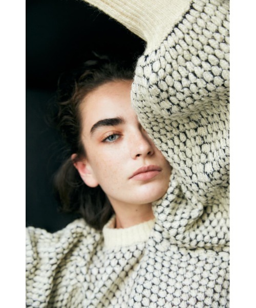 MOUSSY（マウジー）の「PUFF SLEEVE BOTTLE NECK ニット（ニット/セーター・レディース・オフホワイト/ダークブラウン/ブラック・FREE）」の4枚目の写真