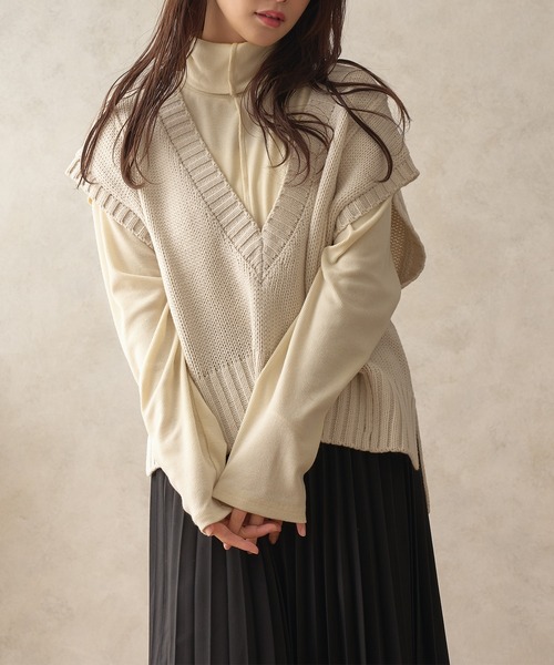 fupel（フぺル）の「ワイドVネックニットベスト（ベスト・レディース・アイボリー/グリーン系その他/テラコッタ・SMALL/MEDIUM）」の2枚目の写真