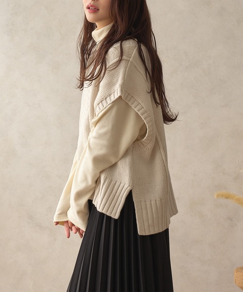 fupel（フぺル）の「ワイドVネックニットベスト（ベスト・レディース・アイボリー/グリーン系その他/テラコッタ・SMALL/MEDIUM）」の6枚目の写真