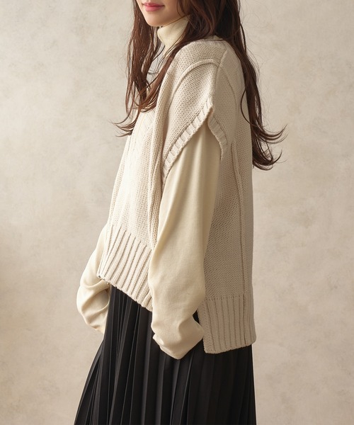 fupel（フぺル）の「ワイドVネックニットベスト（ベスト・レディース・アイボリー/グリーン系その他/テラコッタ・SMALL/MEDIUM）」の7枚目の写真