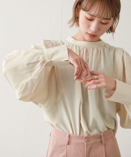 Chillfar(チルファー)の「2WAYボリューム袖ギャザーブラウス(シャツ/ブラウス・レディース・ベージュ/オフホワイト/オレンジ/グリーン・MEDIUM/LARGE)」の3枚目の写真