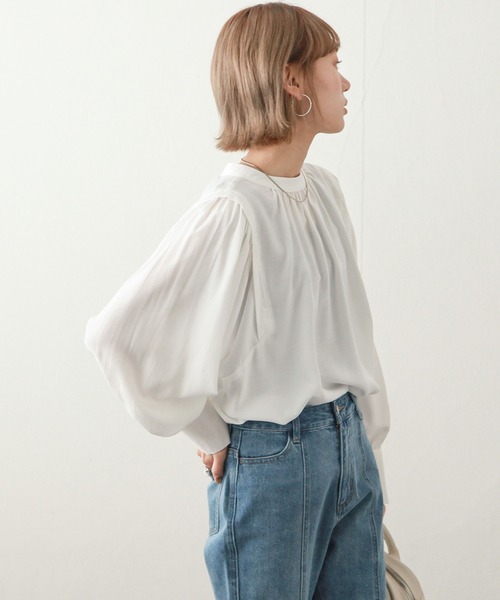 Chillfar(チルファー)の「2WAYボリューム袖ギャザーブラウス(シャツ/ブラウス・レディース・ベージュ/オフホワイト/オレンジ/グリーン・MEDIUM/LARGE)」の2枚目の写真