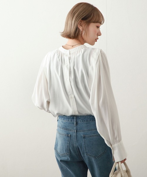 Chillfar(チルファー)の「2WAYボリューム袖ギャザーブラウス(シャツ/ブラウス・レディース・ベージュ/オフホワイト/オレンジ/グリーン・MEDIUM/LARGE)」の12枚目の写真