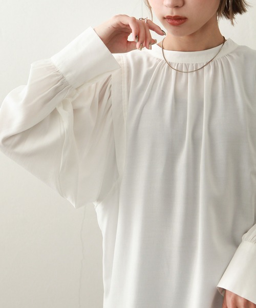 Chillfar(チルファー)の「2WAYボリューム袖ギャザーブラウス(シャツ/ブラウス・レディース・ベージュ/オフホワイト/オレンジ/グリーン・MEDIUM/LARGE)」の9枚目の写真