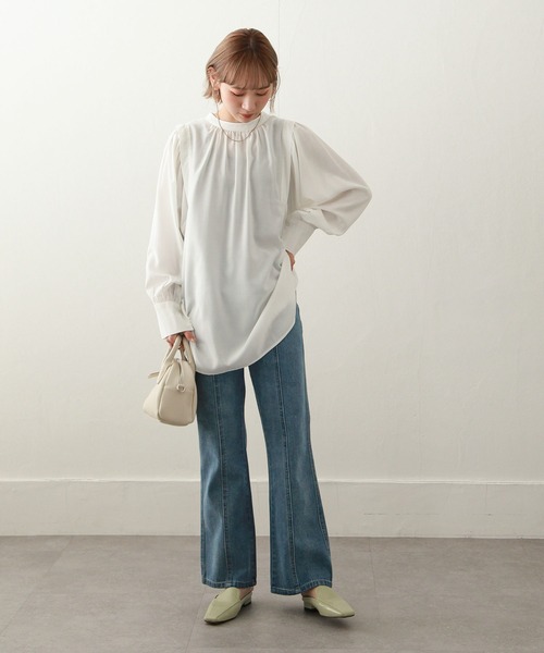 Chillfar(チルファー)の「2WAYボリューム袖ギャザーブラウス(シャツ/ブラウス・レディース・ベージュ/オフホワイト/オレンジ/グリーン・MEDIUM/LARGE)」の14枚目の写真