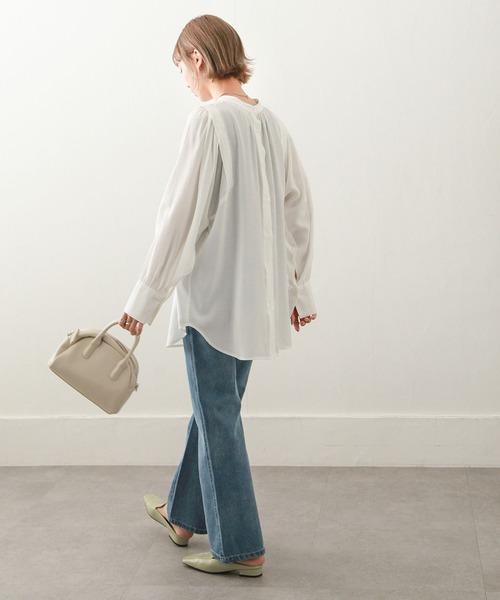 Chillfar(チルファー)の「2WAYボリューム袖ギャザーブラウス(シャツ/ブラウス・レディース・ベージュ/オフホワイト/オレンジ/グリーン・MEDIUM/LARGE)」の15枚目の写真