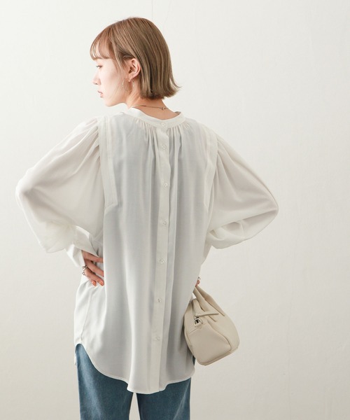 Chillfar(チルファー)の「2WAYボリューム袖ギャザーブラウス(シャツ/ブラウス・レディース・ベージュ/オフホワイト/オレンジ/グリーン・MEDIUM/LARGE)」の16枚目の写真