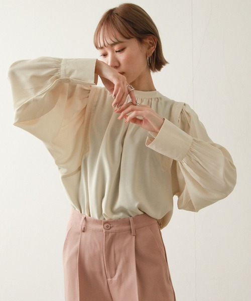 Chillfar(チルファー)の「2WAYボリューム袖ギャザーブラウス(シャツ/ブラウス・レディース・ベージュ/オフホワイト/オレンジ/グリーン・MEDIUM/LARGE)」の21枚目の写真