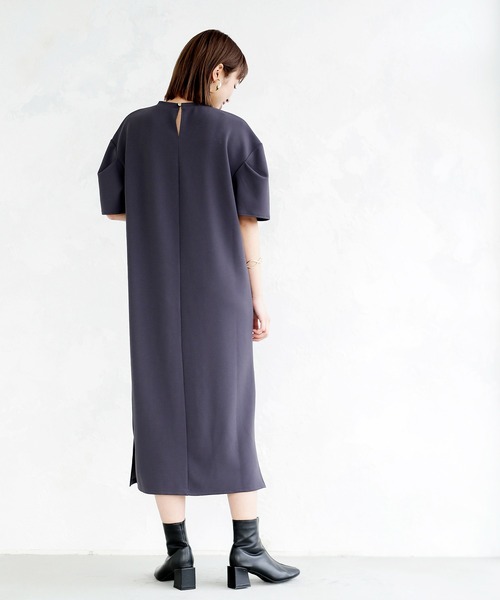 Emilyan（エミリアン）の「【2022SS】ダブルフェイスストレッチ・ボリュームスリーブワンピース（ワンピース・レディース・チャコールグレー/ベージュ/サックスブルー・9号）」の4枚目の写真