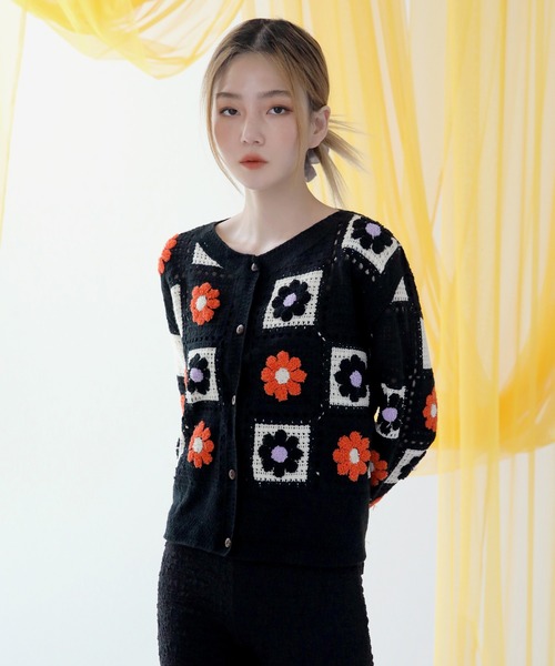 UNE MANSION（ユヌマンション）の「フラワー刺繍編みニット