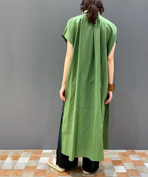 SHIPS(シップス)の「0 x ones:〈手洗い可能〉コットンリネンピンタックロングシャツワンピース(ワンピース・レディース・オフホワイト/グリーン・ONE SIZE)」の5枚目の写真
