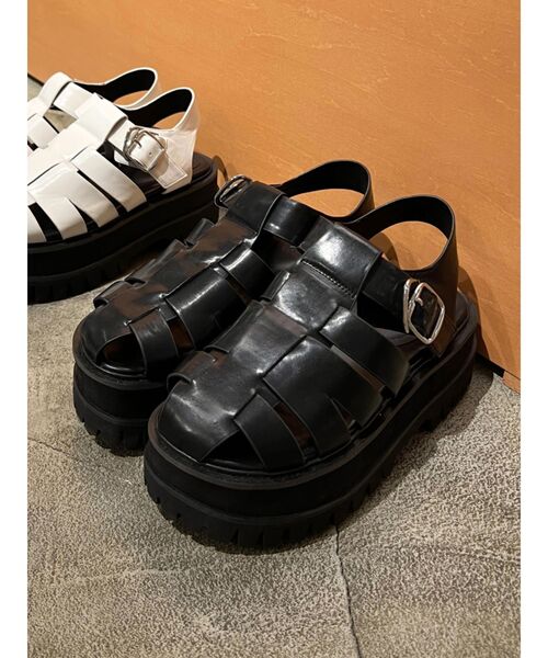 EMODA(エモダ)の「タンクカットアウトサンダル(サンダル・レディース・ブラック/ホワイト・SMALL/MEDIUM/LARGE)」の2枚目の写真