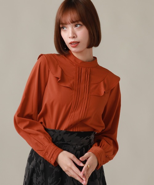 Cheek（チーク）の「ピンタックケープブラウス（シャツ/ブラウス・レディース・オフホワイト/ネイビー/オレンジ・MEDIUM）」の2枚目の写真