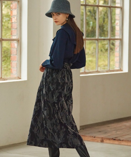 Cheek（チーク）の「ピンタックケープブラウス（シャツ/ブラウス・レディース・オフホワイト/ネイビー/オレンジ・MEDIUM）」の5枚目の写真