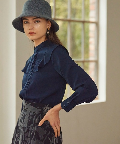 Cheek（チーク）の「ピンタックケープブラウス（シャツ/ブラウス・レディース・オフホワイト/ネイビー/オレンジ・MEDIUM）」の7枚目の写真