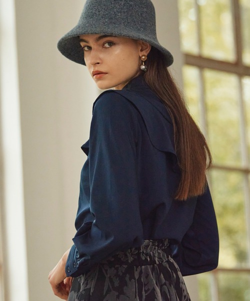 Cheek（チーク）の「ピンタックケープブラウス（シャツ/ブラウス・レディース・オフホワイト/ネイビー/オレンジ・MEDIUM）」の9枚目の写真