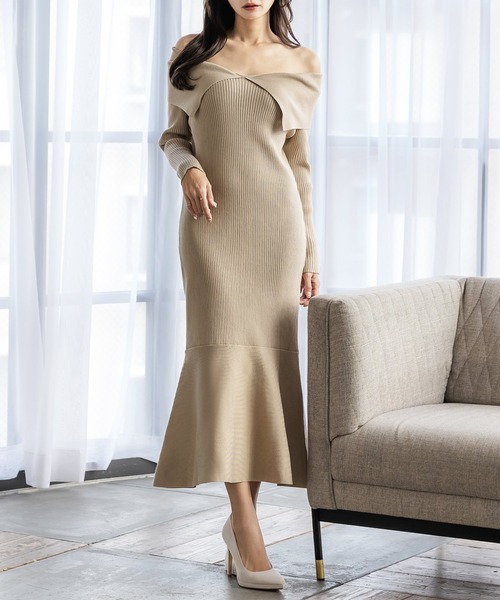 Julia Boutique（ジュリアブティック）の「デコルテオープンマーメイドニットワンピース/22567（ワンピース・レディース・オフホワイト/ピンク/グレイッシュベージュ・ONE）」の2枚目の写真