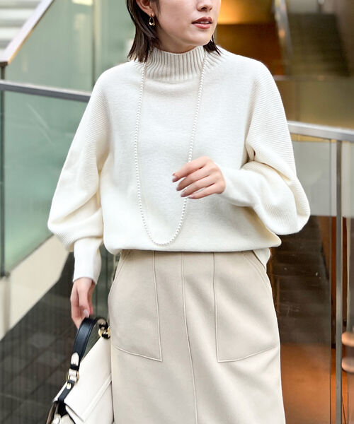 NOLLEY’S(ノーリーズ)の「CHESS 15Gハイネックプルオーバーニット(ニット/セーター・レディース・イエロー/オフホワイト/ブルー/グレイッシュベージュ・38)」の2枚目の写真