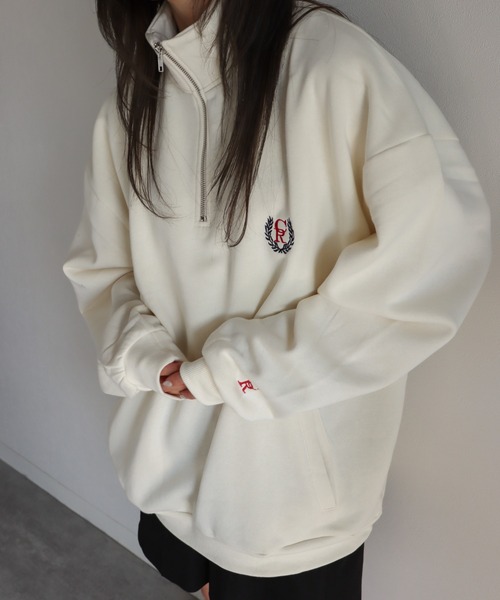 COURO（コウロ）の「ワンポイント刺繍/プリントハーフジップスウェット（スウェット・レディース・ライトグレー/レッド/ネイビー/オートミール/パープル/ブラック/グレー系その他/ブルー/ネイビー系/アイボリー系/ブラック系その他/ブルー系その他/パープル系その他/レッド系その他/ネイビー系1/アイボリー系1/カーキ系/カーキ/アイボリー/チャコール/ライトグレー系/グレー系その他2/ホワイト/チャコールグレー/ライトグレー系1/ブラック系その他2/アイボリー系2/グレー系/ネイビー系2/ブラック系その他3/グレー系その他3/グレー系その他4/ライトグレー系2/グレー系1・M/L）」の3枚目の写真