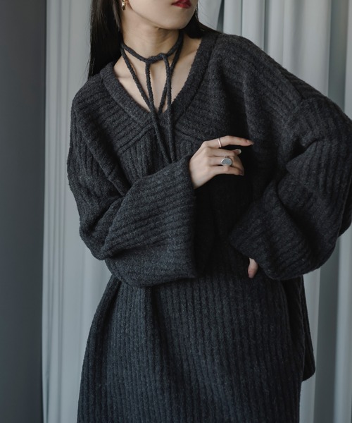 Ezick(エジック)の「2way choker オーバーニット(ニット/セーター・レディース・ライトグレー/ブルー/ブラック×グリーン・FREE)」の2枚目の写真