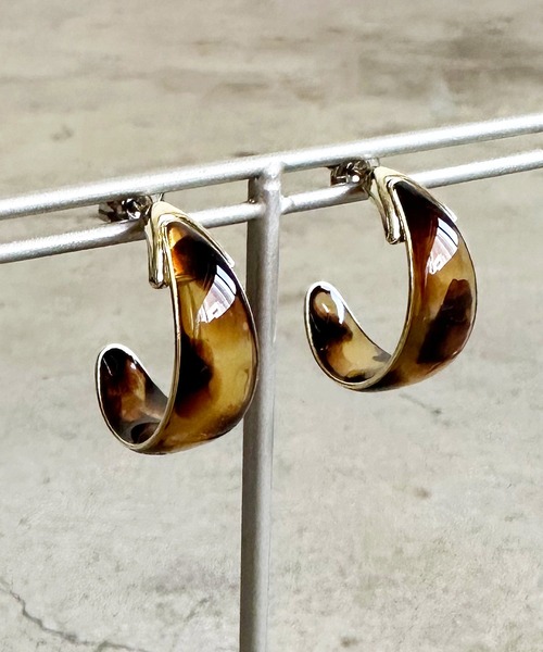The Rule(ザルール)の「The Rule ザルール : Gloss epoxy 透き通るG型ピアス(ピアス(両耳用)・レディース・ブラウン/ネイビー/ホワイト・FREE)」の2枚目の写真