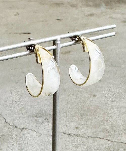 The Rule(ザルール)の「The Rule ザルール : Gloss epoxy 透き通るG型ピアス(ピアス(両耳用)・レディース・ブラウン/ネイビー/ホワイト・FREE)」の1枚目の写真