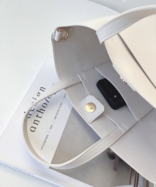 AS KNOW AS plus（アズノゥアズプラス）の「○ポケット付き グランミディバッグ（トートバッグ・レディース・ブラック/シルバー/ライトグリーン/アイボリー/モカ・FREE）」の6枚目の写真