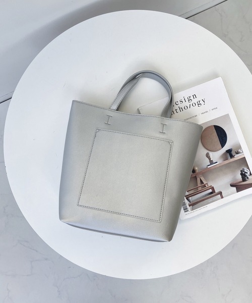 AS KNOW AS plus（アズノゥアズプラス）の「○ポケット付き グランミディバッグ（トートバッグ・レディース・ブラック/シルバー/ライトグリーン/アイボリー/モカ・FREE）」の12枚目の写真