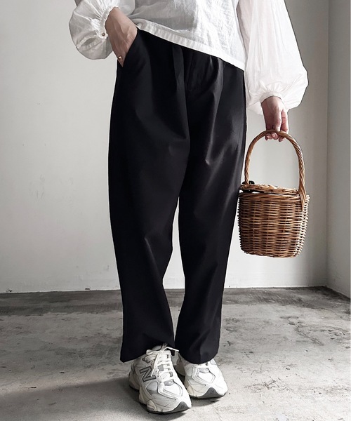 COMMON WARE（コモンウェアー）の「COMMONWARE:TRストレッチ タック ワイド テーパードパンツ（スラックス・レディース・カーキ/ブラック/サックスブルー/ベージュ/モカ/グリーン・L/XL/M）」の9枚目の写真