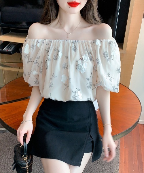 AMAJI(アマジ)の「花柄 半袖 オフショルダー シアーブラウス(シャツ/ブラウス・レディース・アイボリー・SMALL/MEDIUM/LARGE)」の2枚目の写真