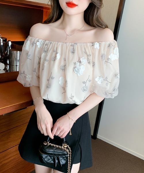 AMAJI(アマジ)の「花柄 半袖 オフショルダー シアーブラウス(シャツ/ブラウス・レディース・アイボリー・SMALL/MEDIUM/LARGE)」の4枚目の写真