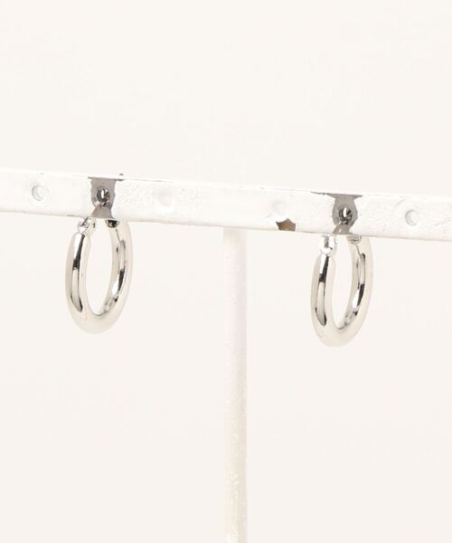 tone（トーン）の「【HO’OKAHI】Big Freshwater Pearl Hoop Pierce（ピアス（両耳用）・レディース・ゴールド/シルバー・FREE）」の4枚目の写真