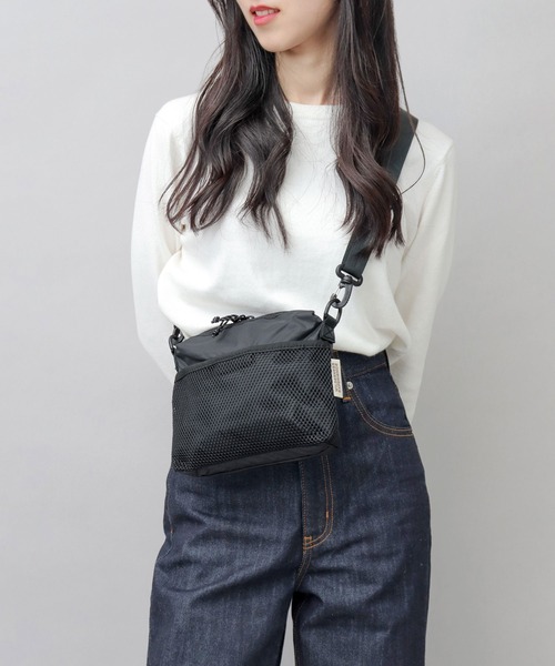 WILDERNESS EXPERIENCE(ウィルダネスエクスペリエンス)の「日本製 リップストップナイロン ミニサコッシュ(ショルダーバッグ・メンズ・ブラック・FREE)」の4枚目の写真