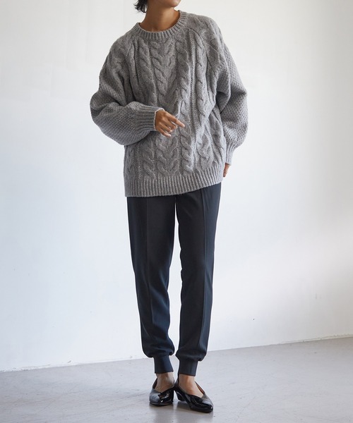 for/c(フォーシー)の「ケーブル編みゆるニットプルオーバー【サスティナブル】(ニット/セーター・レディース・ベージュ/アイボリー/グレー・M/L)」の4枚目の写真