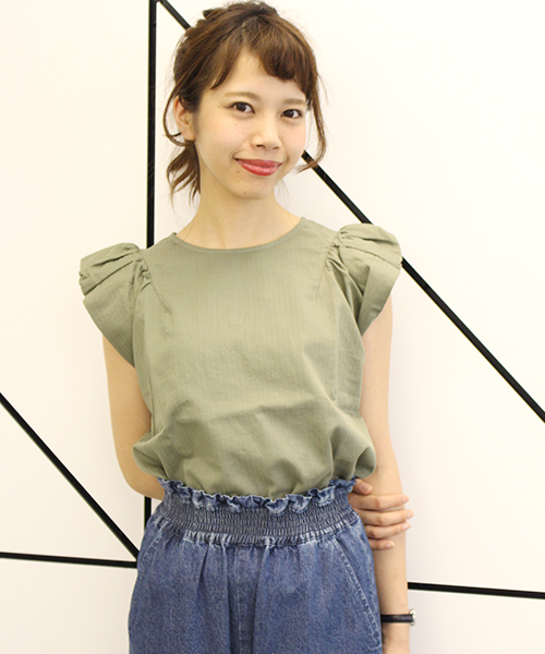 Kastane（カスタネ）の「【Kastane】袖ギャザーブラウス（シャツ/ブラウス・レディース・カーキ/レッド/ブラック/アイボリー・FREE）」の3枚目の写真