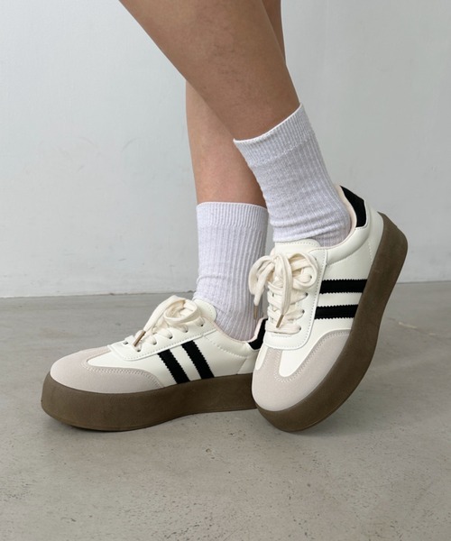 CLEA(クレア)の「ダブルライン厚底ジャーマンスニーカー(スニーカー・レディース・ブラック/アイボリー/ホワイト/ブラック系その他・M/S/L/23.5cm/24.5cm)」の2枚目の写真