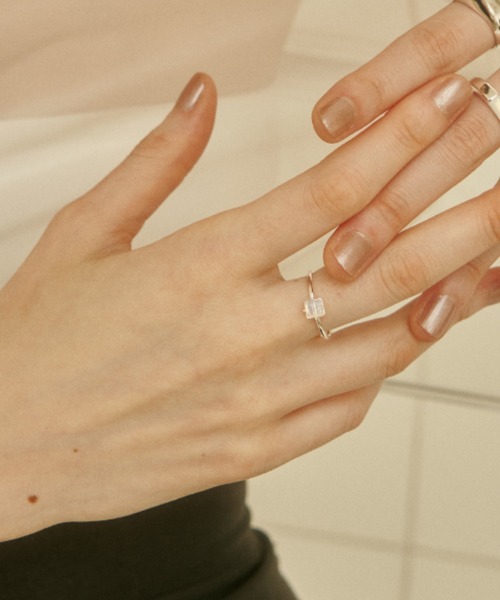 unsheer(アンシアー)の「gem stone ring / サイズ調節可能(リング・レディース・ローズ系2/ホワイト×シルバー/ライトイエロー系1/ライトグリーン系2/ローズ系1/ホワイト×ゴールド/ライトイエロー系2/ライトグリーン系1・FREE)」の2枚目の写真