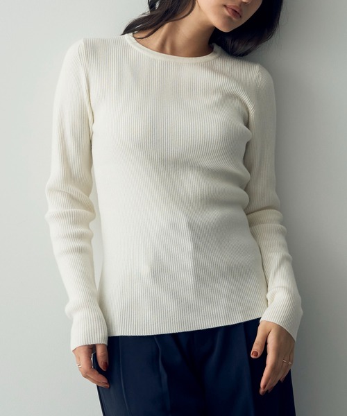 YECCA VECCA（イェッカヴェッカ）の「クルーネックリブ編みニット（ニット/セーター・レディース・ブラック/ベージュ/レッド/オフホワイト・FREE）」の2枚目の写真