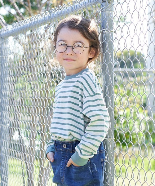 b・ROOM（ビールーム）の「【型崩れしないやわらかコットン】裾スリットプリントボーダー長袖Tシャツ（Tシャツ/カットソー・キッズ・ベージュ/グレイッシュブルー/ライラック/モスグリーン/レッド/ネイビー・110cm/120cm/130cm/140cm/150cm/100cm）」の2枚目の写真