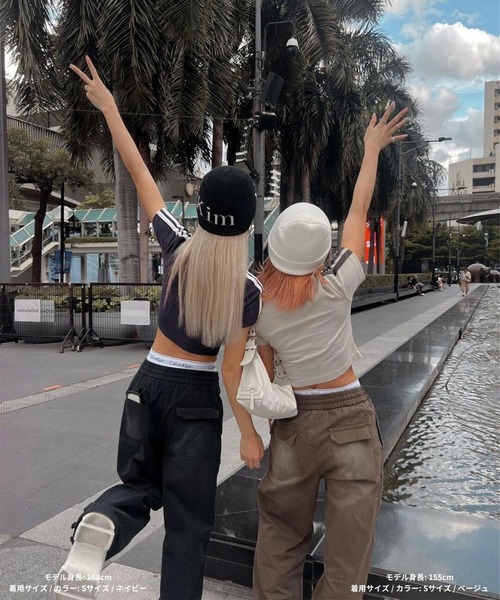 DEFLEXTION(ディフレクション)の「【DEFLEXTION / ディフレクション】Side line Tee / サイドラインTシャツ(Tシャツ/カットソー・レディース・チャコールグレー/ベージュ/ネイビー・SMALL/MEDIUM)」の9枚目の写真