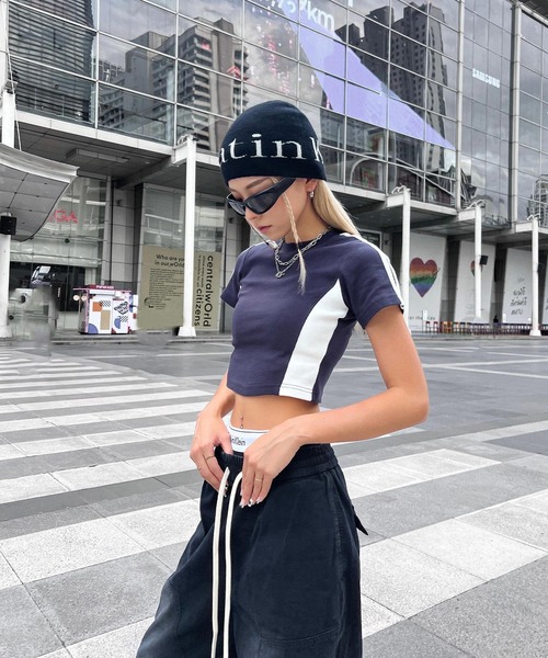 DEFLEXTION(ディフレクション)の「【DEFLEXTION / ディフレクション】Side line Tee / サイドラインTシャツ(Tシャツ/カットソー・レディース・チャコールグレー/ベージュ/ネイビー・SMALL/MEDIUM)」の6枚目の写真