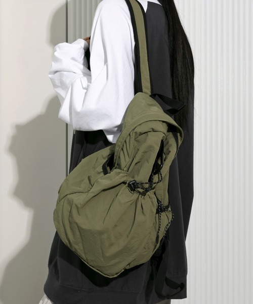 FOLLOWIN（フォロウィン）の「[かわいいストリートムード]ナイロンストリングシャカシャカバックパック（バックパック/リュック・レディース・ブラック/アイボリー/カーキ/ライトブルー/ピンク・ONE SIZE）」の4枚目の写真