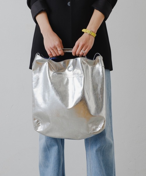 cache cache(カシュ カシュ)の「メタリック2WAYホーボーバッグ(トートバッグ・レディース・ブラック/シルバー・フリー)」の2枚目の写真