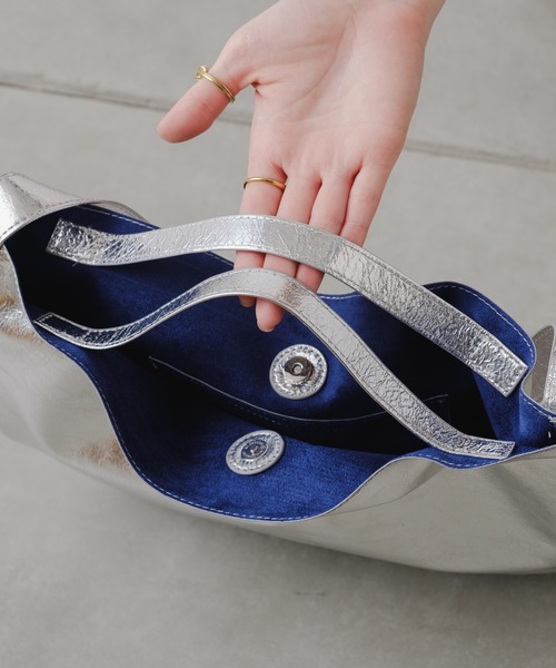 cache cache(カシュ カシュ)の「メタリック2WAYホーボーバッグ(トートバッグ・レディース・ブラック/シルバー・フリー)」の16枚目の写真